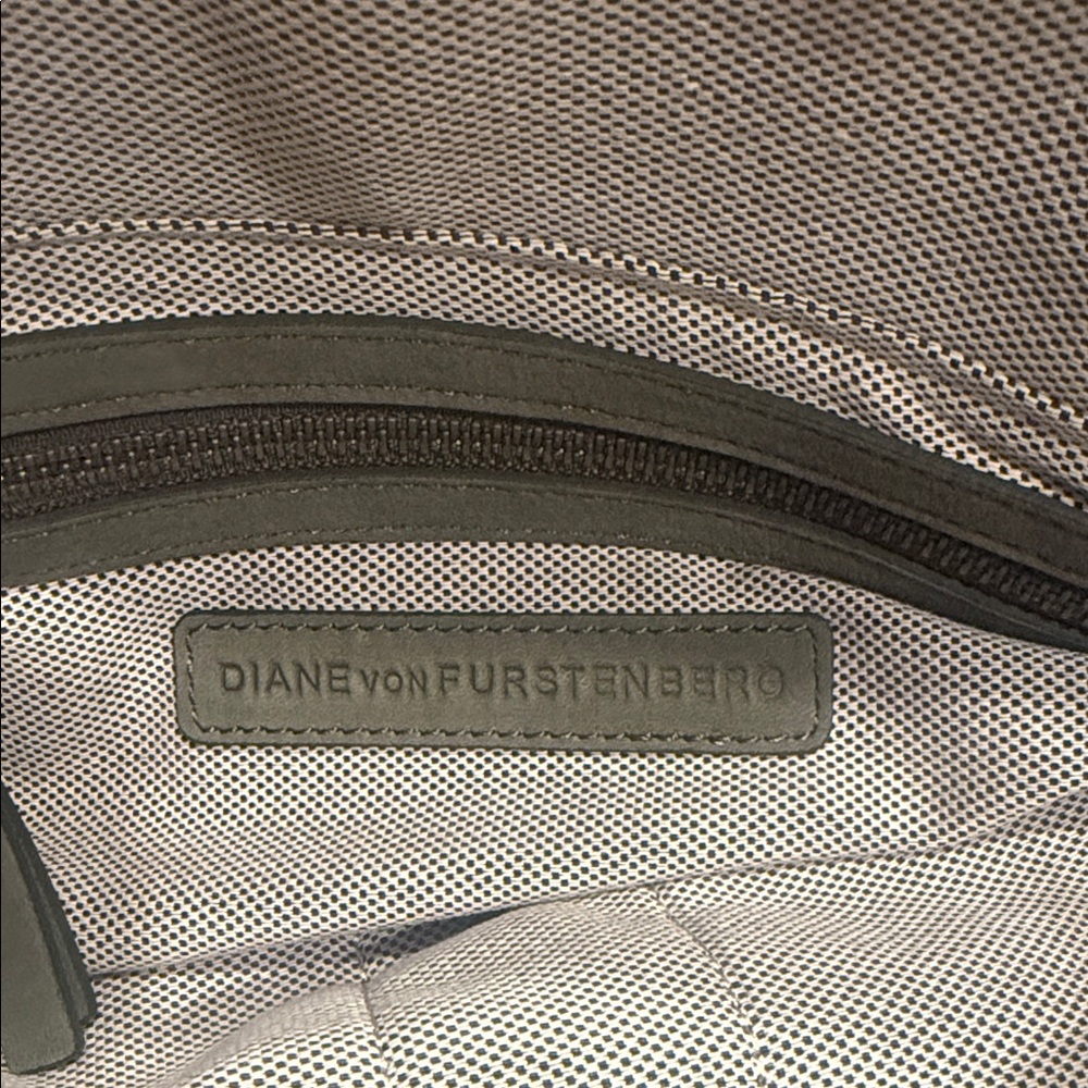 Diane Von Furstenberg. Elegant Army Green Handbag - Picture 2 of 10